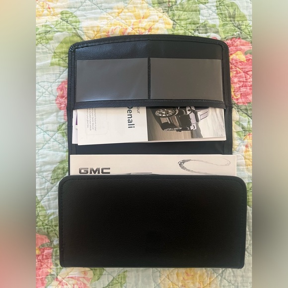 Owner’s Manual for a 2017 GMC SIERRA DENALI - Picture 5 of 9